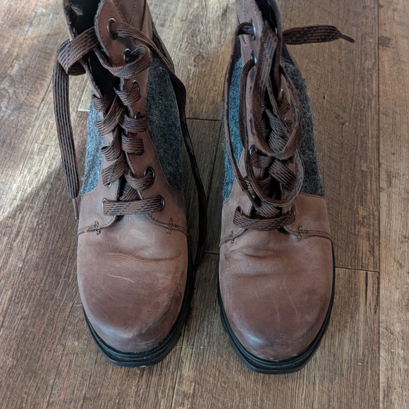 Sorel Black and Tan Boots - Picture 1 of 6